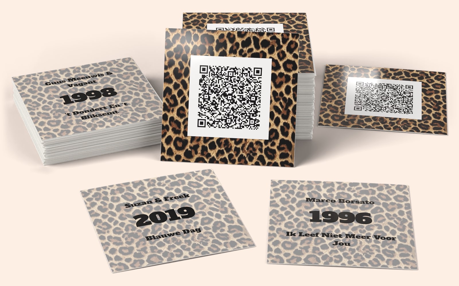 Cartas musicais QRSong! de 2000-2026: o design da carta com o código QR, e o artista, o ano e o título no verso de cada carta