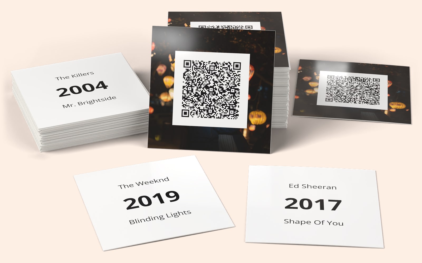 Karty muzyczne QRSong! (2000er bis Jetzt): projekt karty z kodem QR oraz wykonawca, rok i tytuł na odwrocie każdej karty