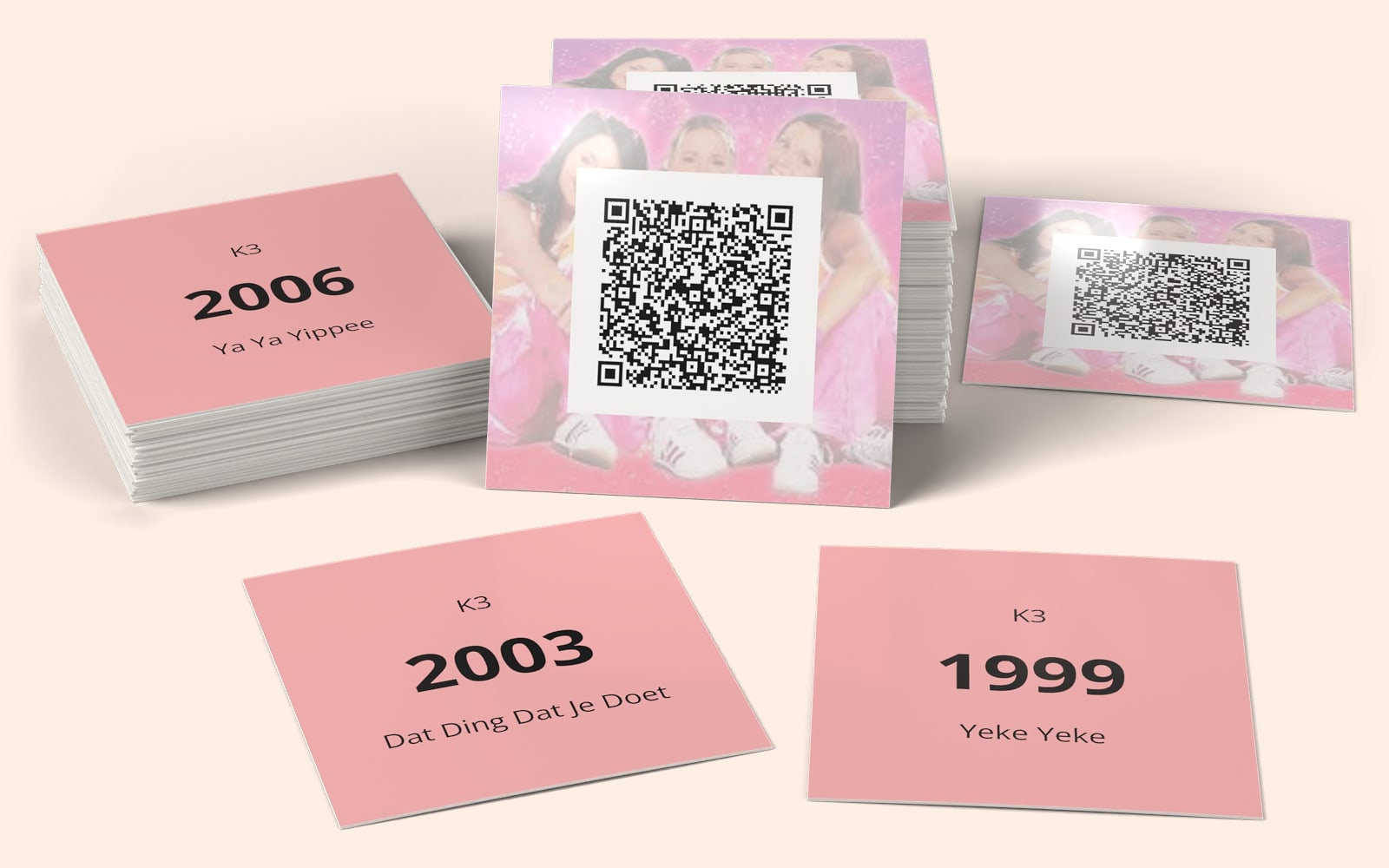 Cartas musicais QRSong! de QRSong! K3: o design da carta com o código QR, e o artista, o ano e o título no verso de cada carta